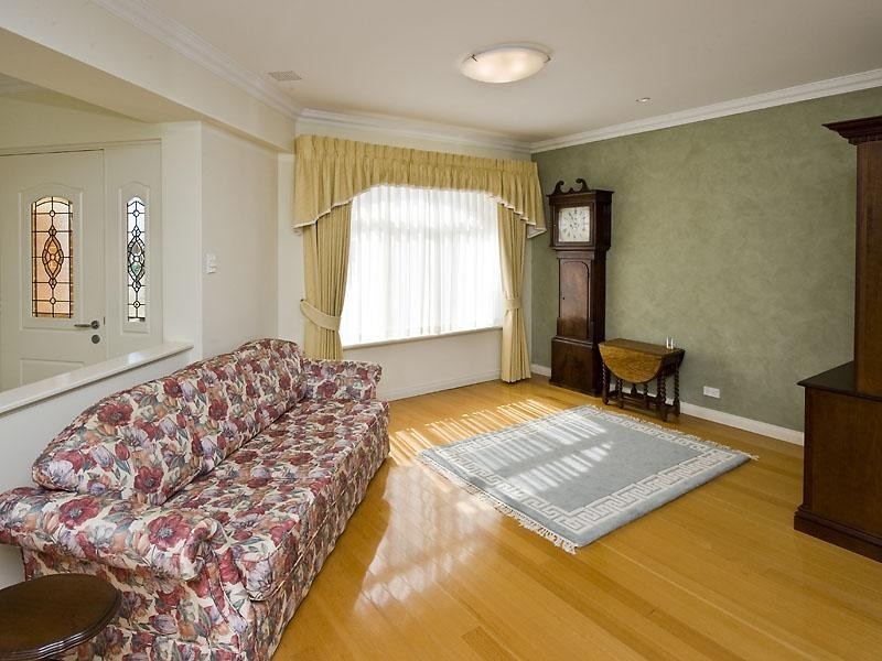 7 Lamont Court, Meadow Springs WA 6210