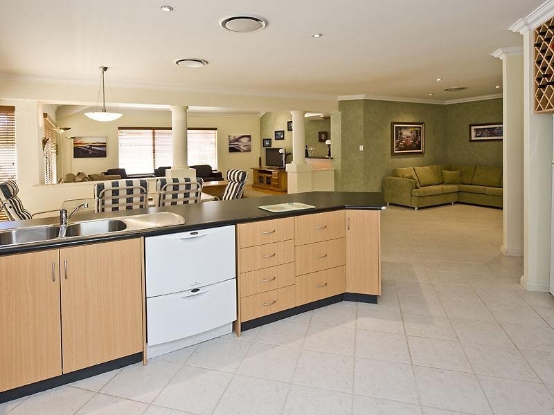 7 Lamont Court, Meadow Springs WA 6210