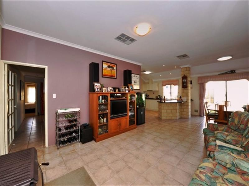 4 MAITLAND Close, Halls Head WA 6210