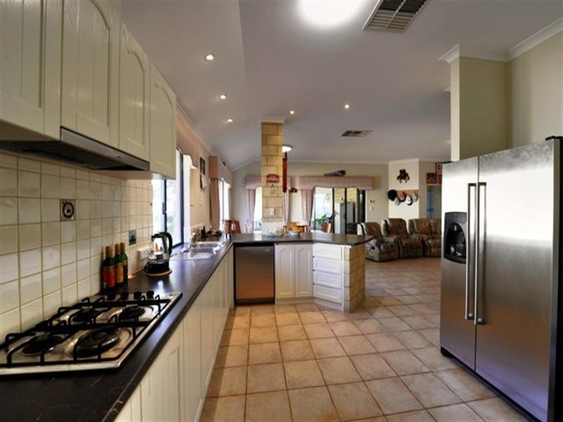 4 MAITLAND Close, Halls Head WA 6210