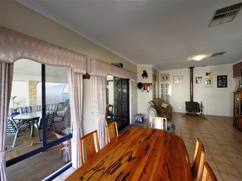4 MAITLAND Close, Halls Head WA 6210