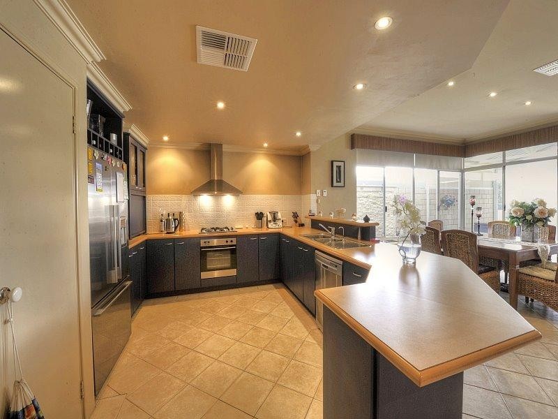 6 BERMUDA Place, Halls Head WA 6210