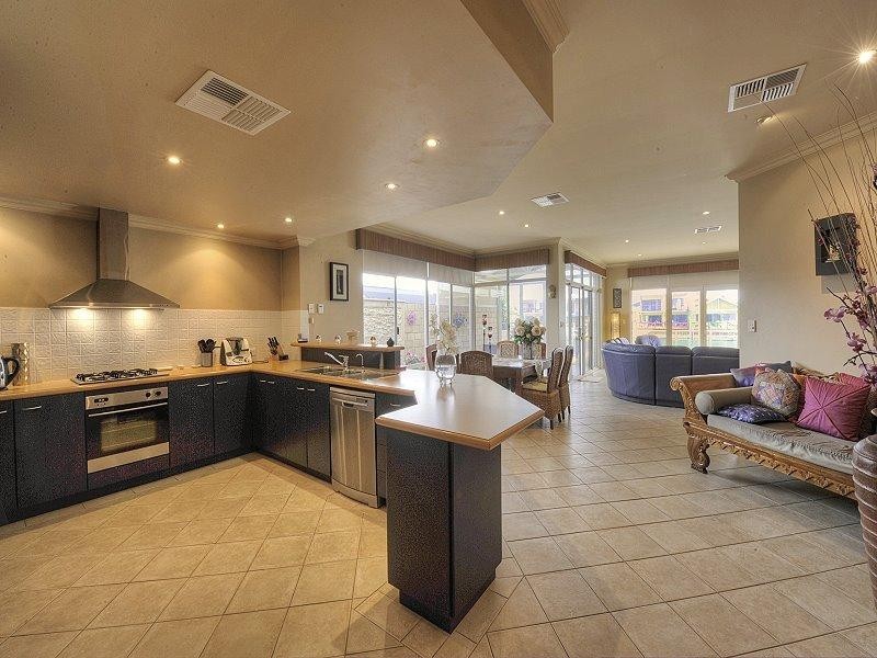 6 BERMUDA Place, Halls Head WA 6210