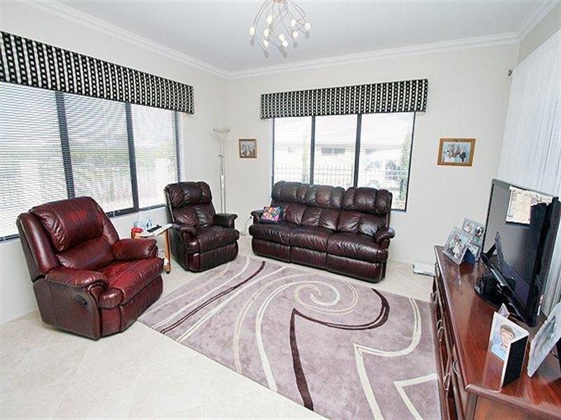 8 Asper Way, Halls Head WA 6210