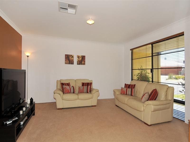 2 Dichondra Pass, Halls Head WA 6210