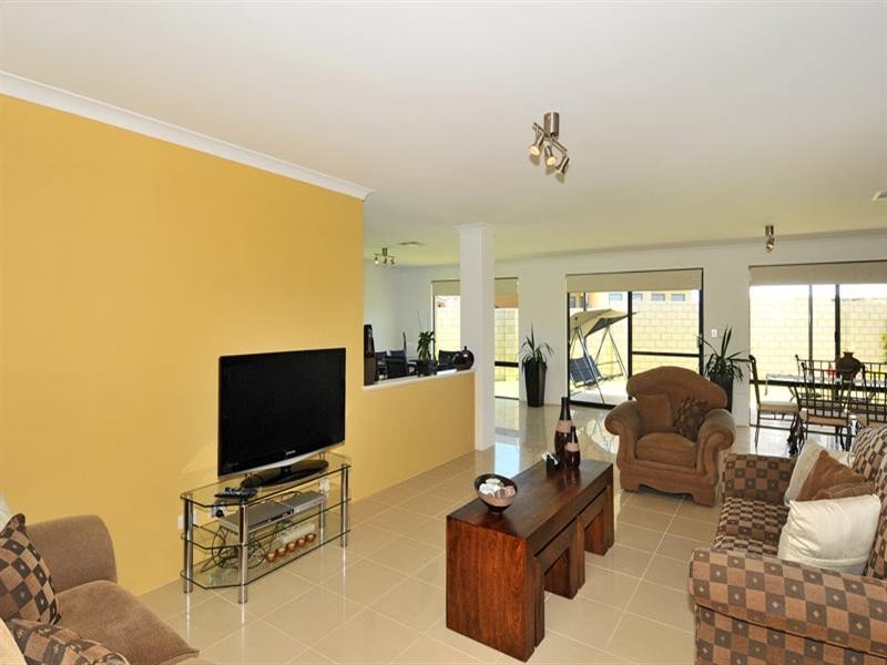 2 Dichondra Pass, Halls Head WA 6210