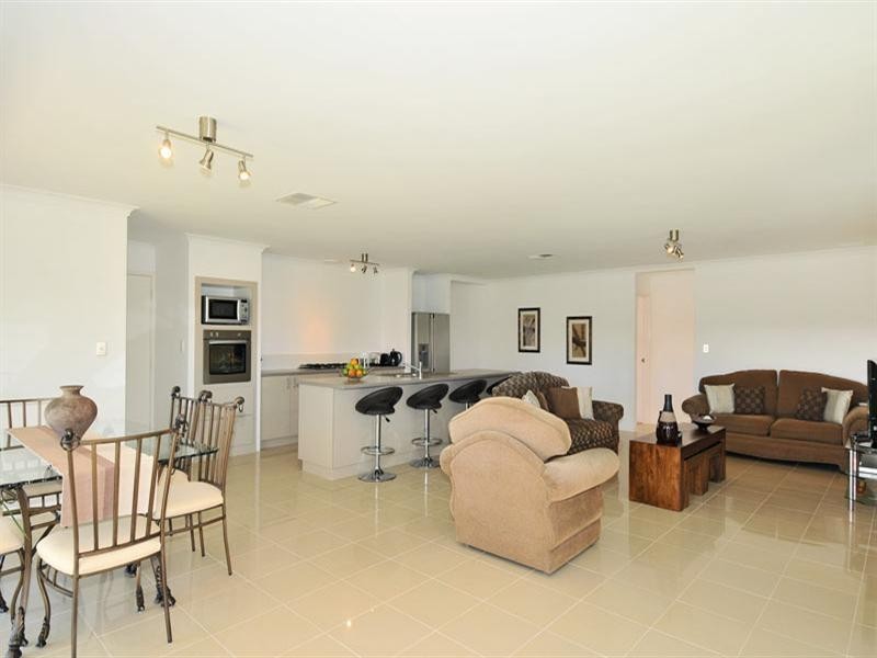 2 Dichondra Pass, Halls Head WA 6210