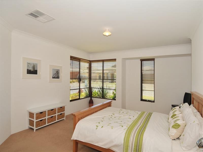 2 Dichondra Pass, Halls Head WA 6210