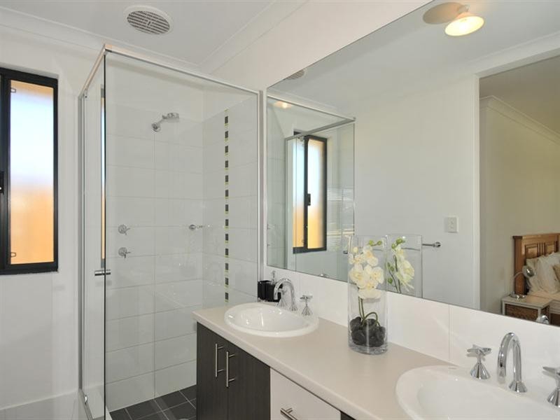 2 Dichondra Pass, Halls Head WA 6210