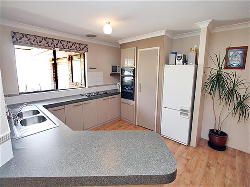 12 Oakdale Close, Halls Head WA 6210