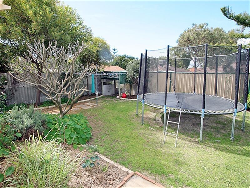 12 Oakdale Close, Halls Head WA 6210