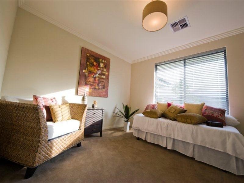 24 Honeymyrtle Grange, Halls Head WA 6210