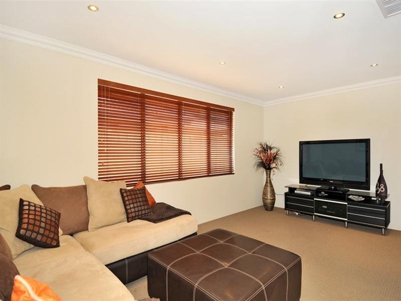 5 Myalla Pass, Lakelands WA 6180