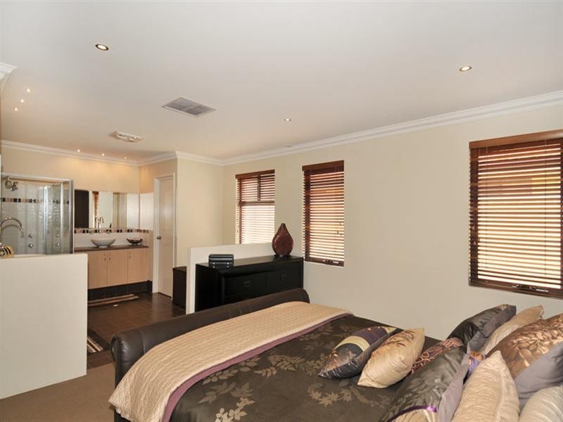 5 Myalla Pass, Lakelands WA 6180