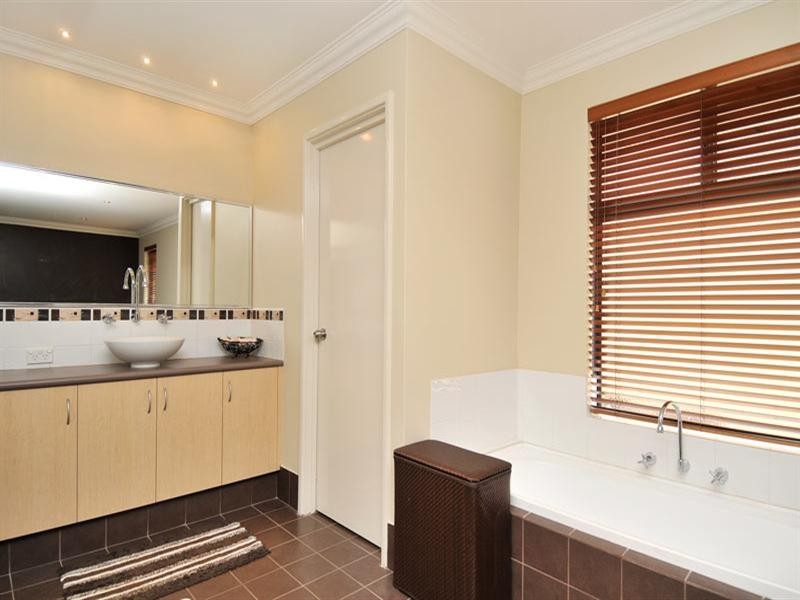 5 Myalla Pass, Lakelands WA 6180