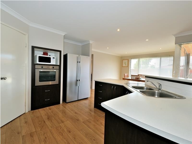 129 Peelwood Parade, Halls Head WA 6210