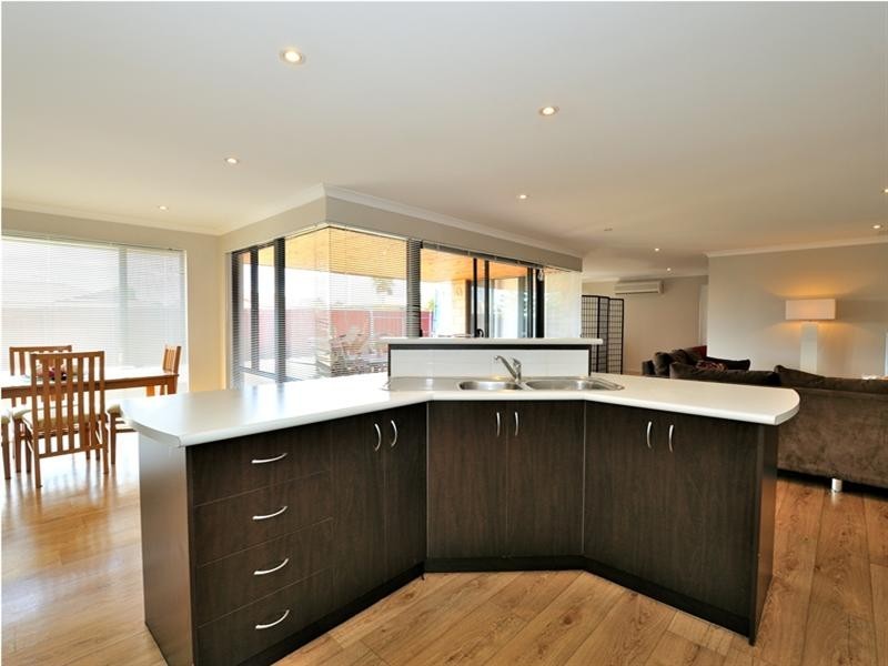 129 Peelwood Parade, Halls Head WA 6210