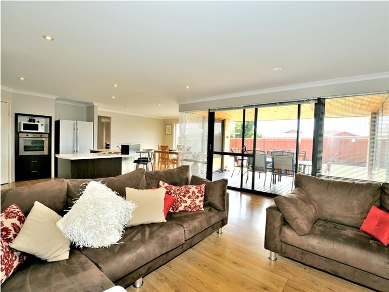 129 Peelwood Parade, Halls Head WA 6210