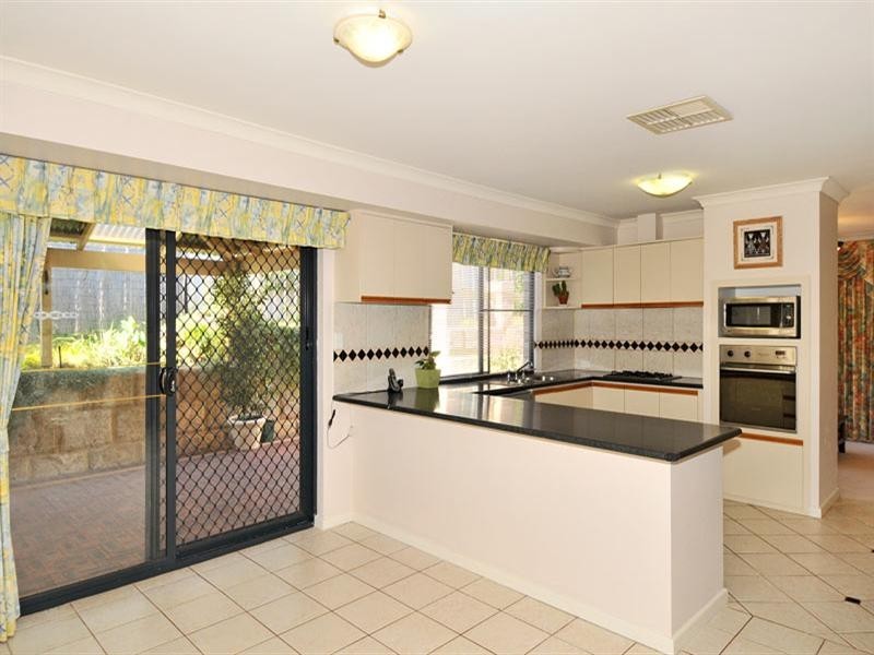 24 Oaklands Avenue, Halls Head WA 6210