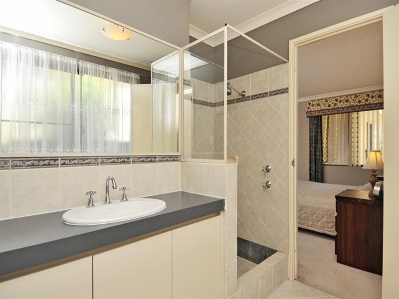 24 Oaklands Avenue, Halls Head WA 6210