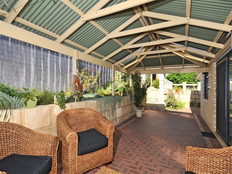 24 Oaklands Avenue, Halls Head WA 6210