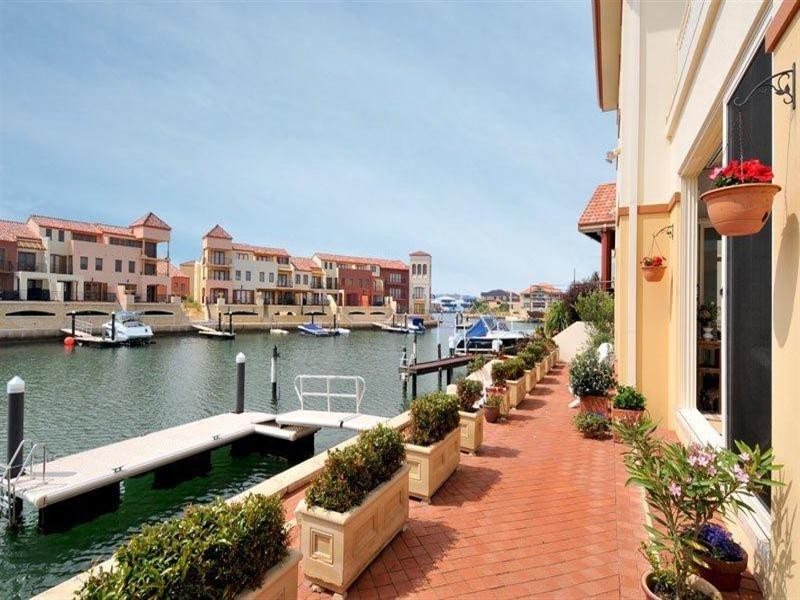 16 Baudin Way, Wannanup WA 6210