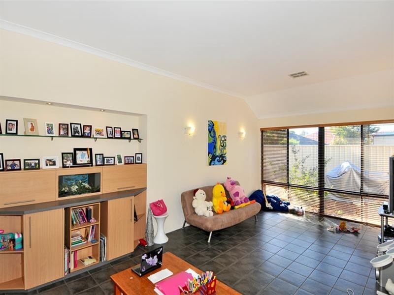 32 Heyerdahl Way, Dudley Park WA 6210
