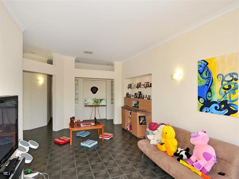 32 Heyerdahl Way, Dudley Park WA 6210