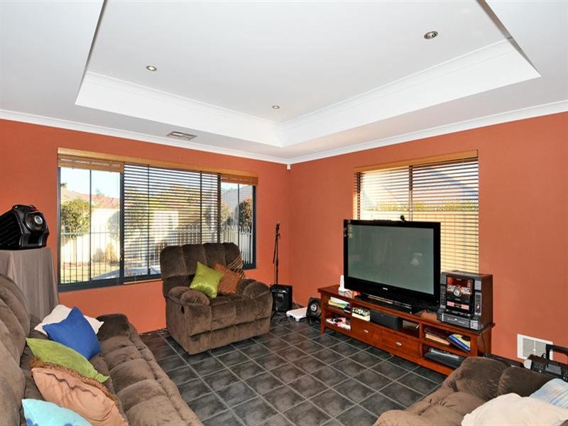 32 Heyerdahl Way, Dudley Park WA 6210