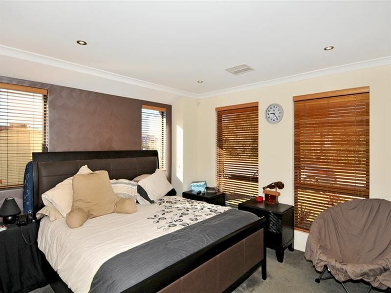 32 Heyerdahl Way, Dudley Park WA 6210