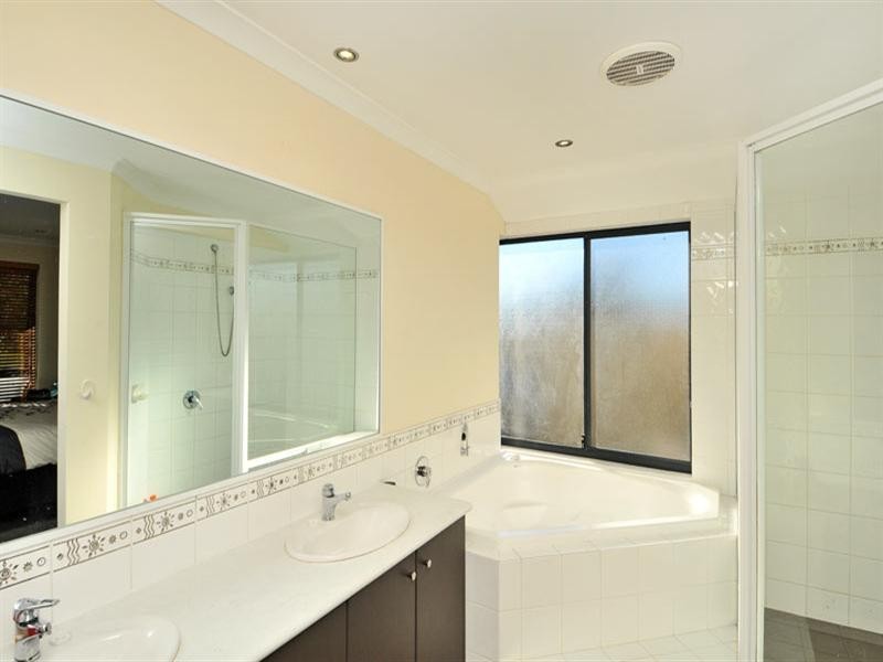 32 Heyerdahl Way, Dudley Park WA 6210