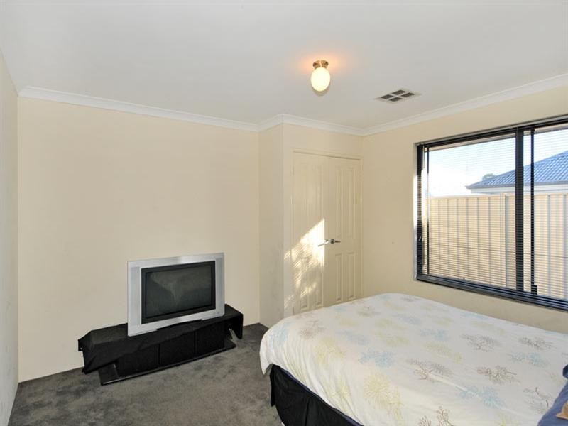 32 Heyerdahl Way, Dudley Park WA 6210