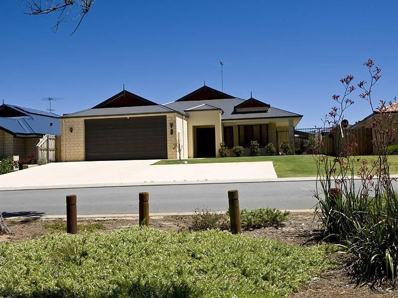 16 Poinsettia Green, Halls Head WA 6210