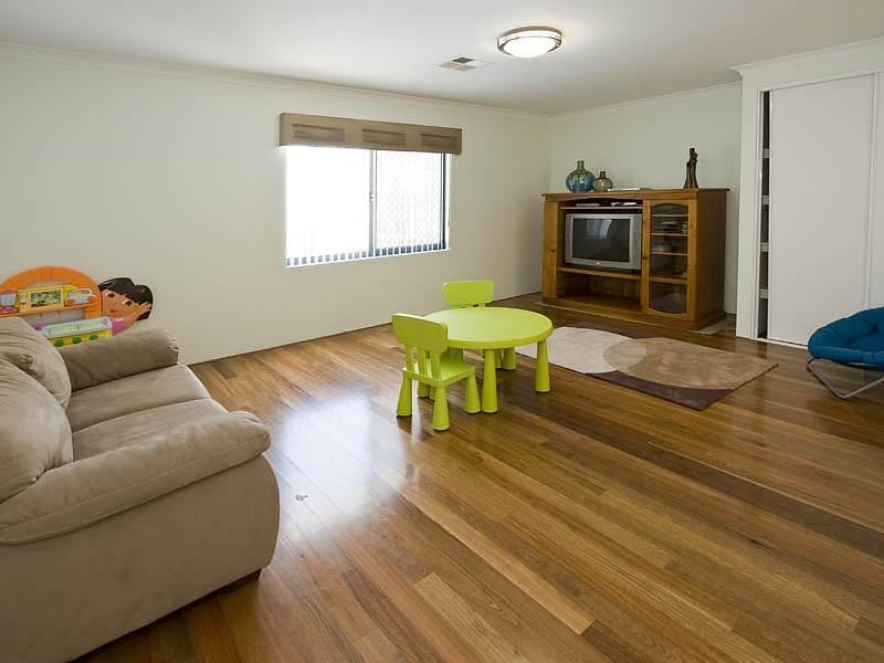 16 Poinsettia Green, Halls Head WA 6210