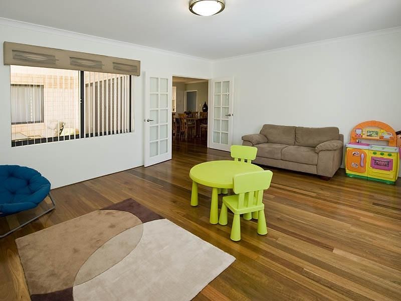 16 Poinsettia Green, Halls Head WA 6210