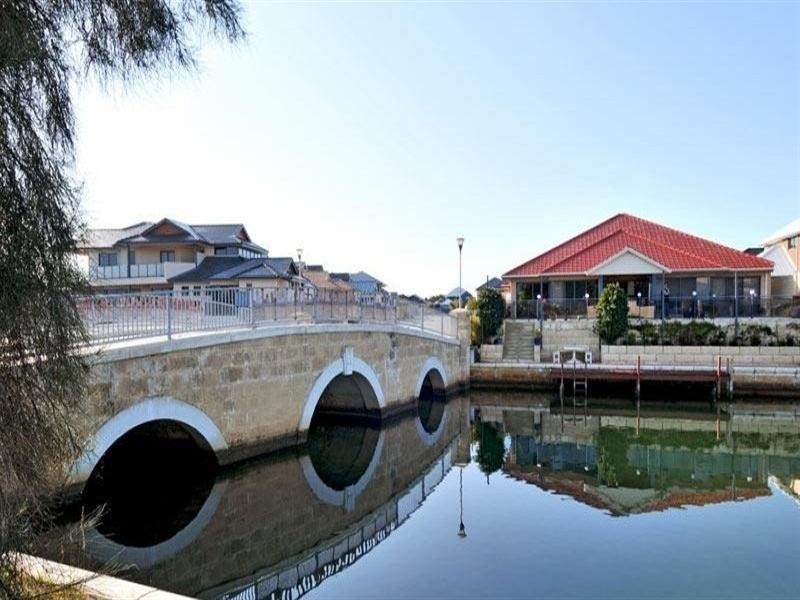 16 Syrenka Turn, Halls Head WA 6210