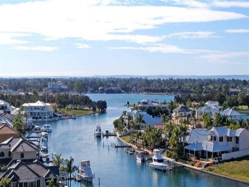 16 Syrenka Turn, Halls Head WA 6210