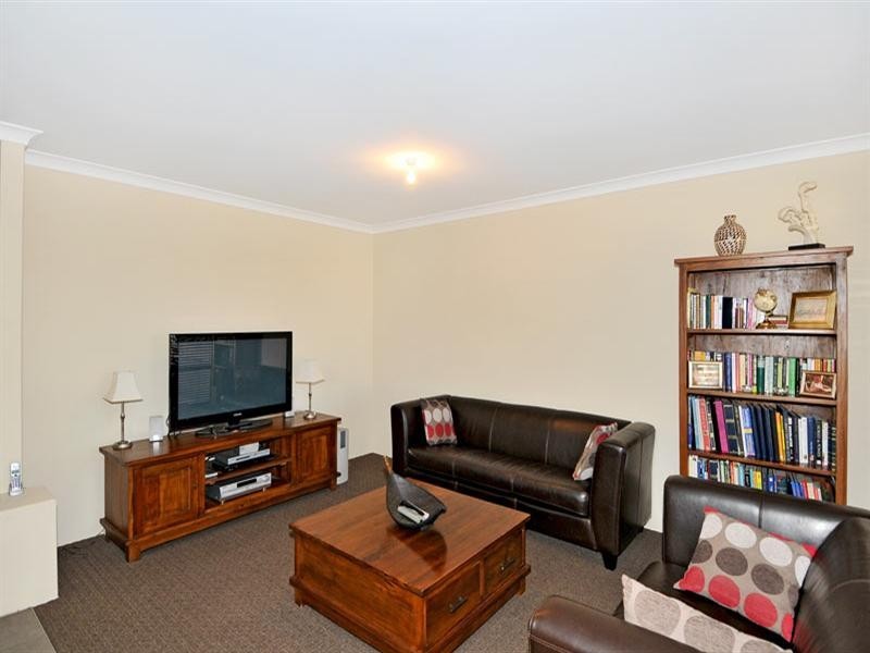 7 Alba Pass, Halls Head WA 6210