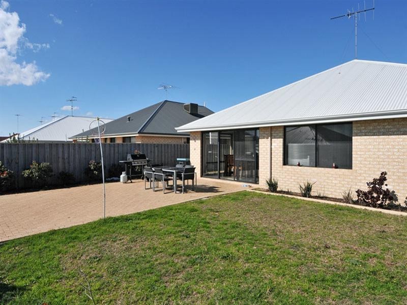7 Alba Pass, Halls Head WA 6210