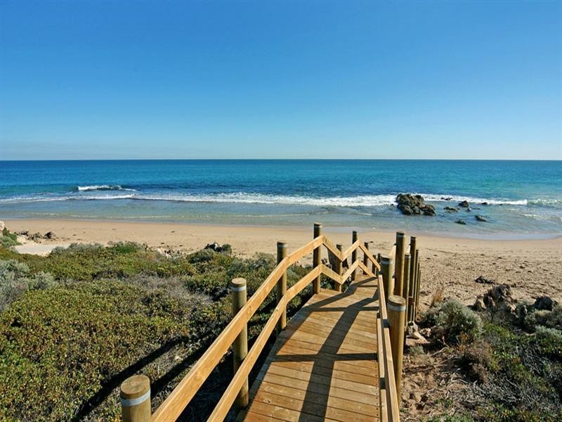 7 Alba Pass, Halls Head WA 6210
