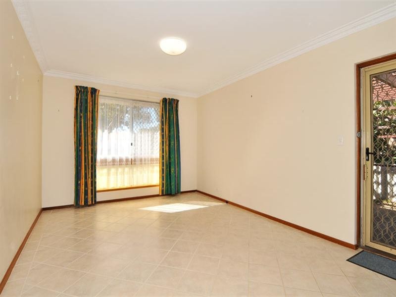 1/4 Scrivener Place, Halls Head WA 6210