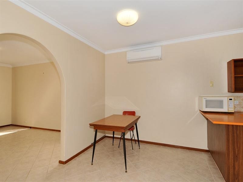 1/4 Scrivener Place, Halls Head WA 6210