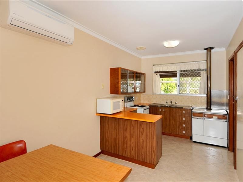 1/4 Scrivener Place, Halls Head WA 6210