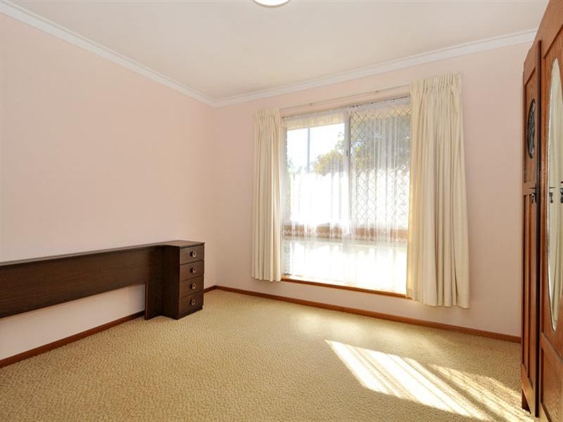 1/4 Scrivener Place, Halls Head WA 6210