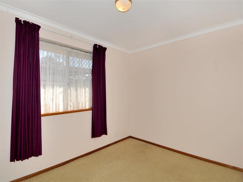 1/4 Scrivener Place, Halls Head WA 6210
