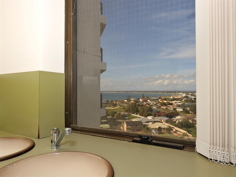 31/6A Valley Road, Halls Head WA 6210