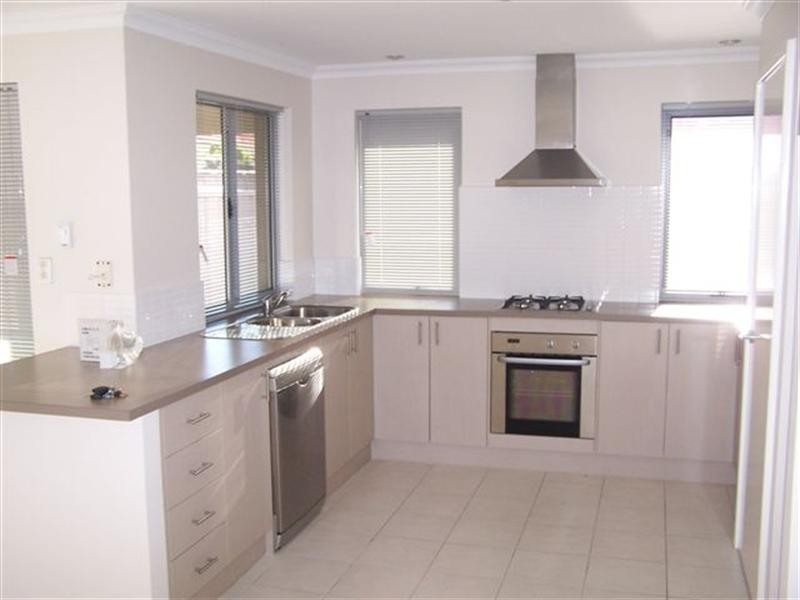 16 Wuraling Pass, Wannanup WA 6210