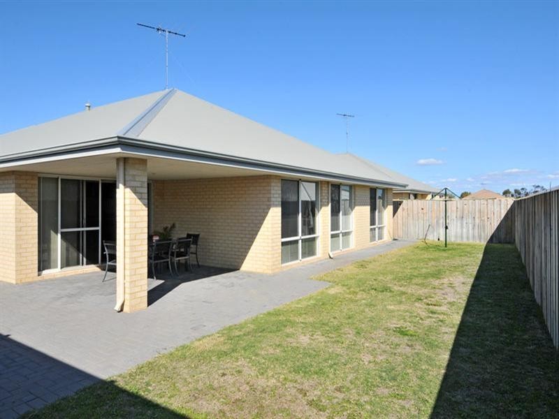 9 Senecio Way, Halls Head WA 6210