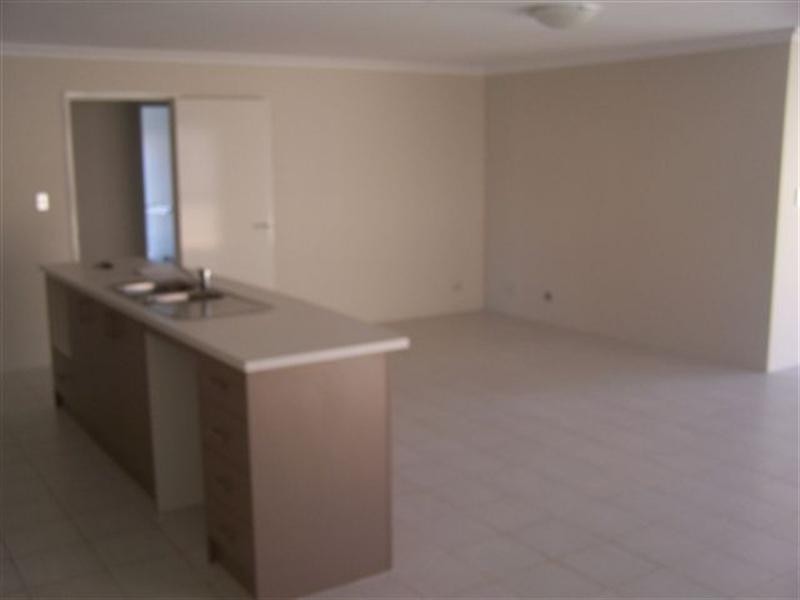 10 Wuraling Pass, Wannanup WA 6210