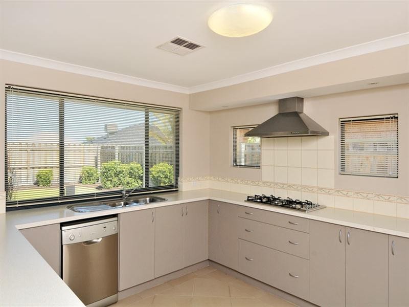 5 Binda Way, Halls Head WA 6210